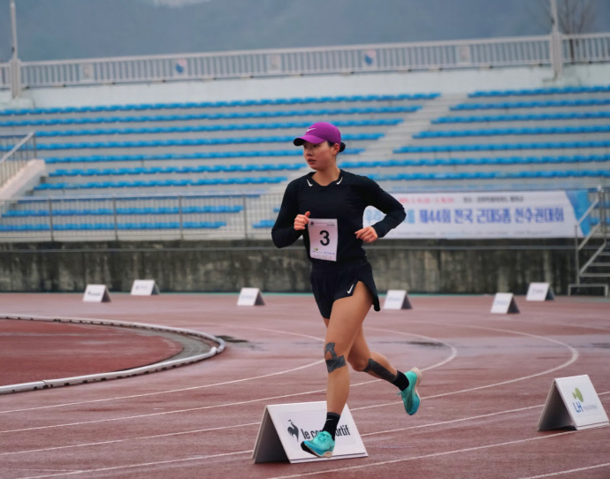 지난 19일 강원 홍천 일원에서 열린 제44회 전국근대5종선수권대회서 경기도청 김유리가 경기에 임하고 있다. 사진=경기도청