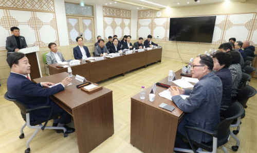 지난 24일 김성제 의왕시장이 주민대책위원장, 원주민 대표, LH의왕과천사업본부 본부장 등과 공공주택지구내 원주민들의 재산손실을 방지하기 위한 간담회를 개최하고 있다. 사진=의왕시청