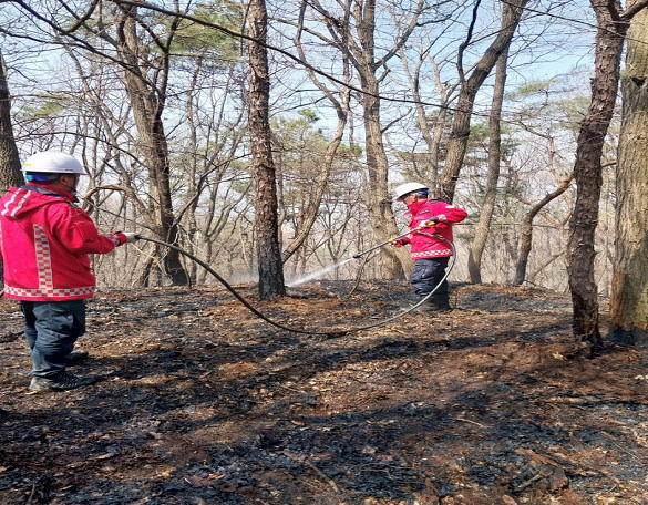 여주시 화재 진화 대원들이 잔불 정리에 온 힘을 다하고 있다. 사진=여주시청