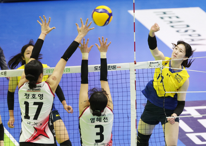 <b>현대건설</b>, 프로배구 <b>플레이오프</b> 1차전 <b>정관장</b>에 일격