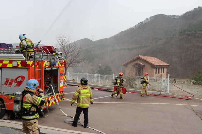 군포소방대원들이 지난 25일 에덴기도원 인근에서 진행된 대형 산불 대비 합동훈련에서 실제 상황을 가정한 화재 진압 훈련을 실시하고 있다. 사진=군포소방서
