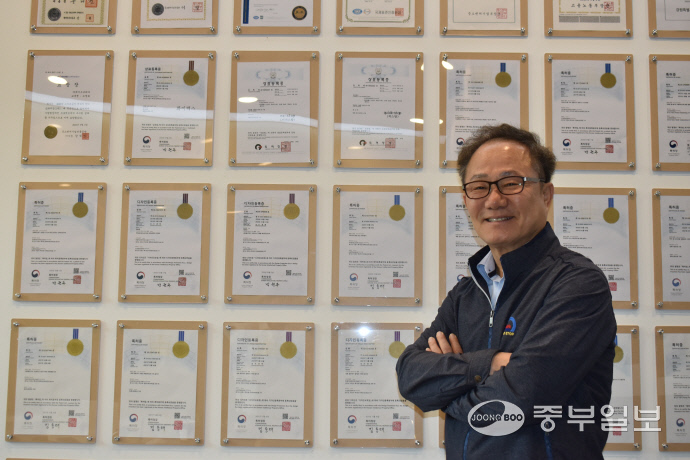 노상언 (주)세이프코리아 대표가 중부일보와 인터뷰를 진행한 뒤 프로필 사진을 촬영하고 있다. 이성관 기자