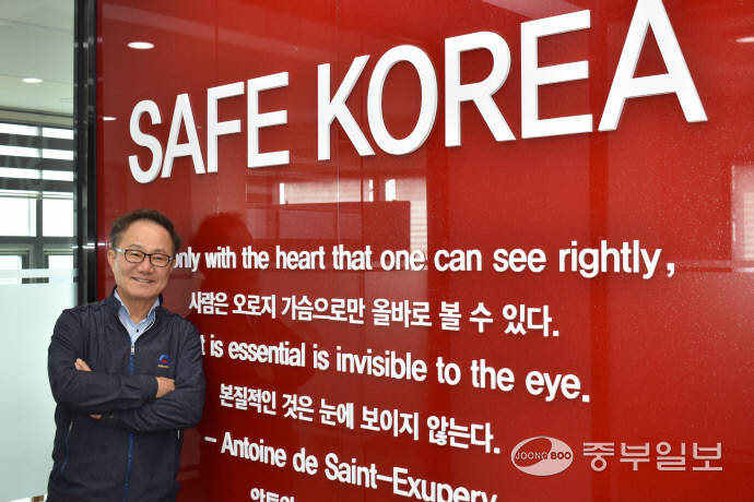 노상언 (주)세이프코리아 대표가 중부일보와 인터뷰를 진행한 뒤 프로필 사진을 촬영하고 있다. 이성관 기자