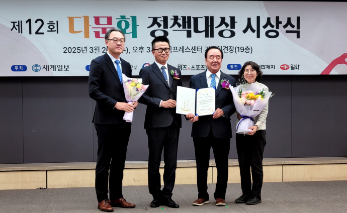 배상록(오른쪽 두번째) 인천 미추홀구의원이 지난 26일 서울 중구 프레스센터에서 열린 제12회 다문화정책대상 시상식에서 특별상을 수상하고 기념 촬영을 하고 있다. 사진=미추홀구의회