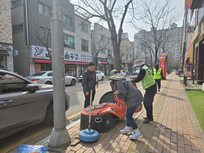 평택시 관계자들이 도시 미관 개선과 보행 안전을 위해 불법 입간판을 수거하고 있다. 사진=평택시청