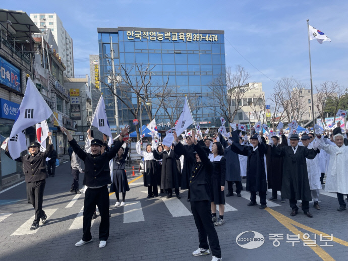 군포시민들이 31일 군포역 앞에서 열린 ‘3·31만세운동 기념행사’에서 1919년 당시를 재현하는 퍼포먼스를 선보이고 있다. 손용현기자