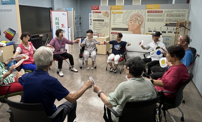평택시 송탄치매안심센터는 '토닥토닥' 및 힐링 프로그램을 3월부터 운영한다. 사진=평택시