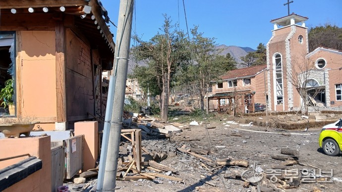 6일 경기도 포천시 이동면 노곡리에서 폭탄 오발 추정사고가 발생해 건물이 파손돼 있다. 사진=김두현기자