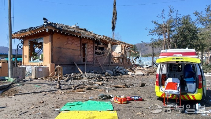6일 경기도 포천시 이동면 노곡리에서 폭탄 오발 추정사고가 발생해 건물이 파손돼 있다. 사진=김두현기자