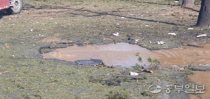 6일 경기도 포천시 이동면 노곡리에서 폭탄이 터진 자국이다. 사진=김두현기자