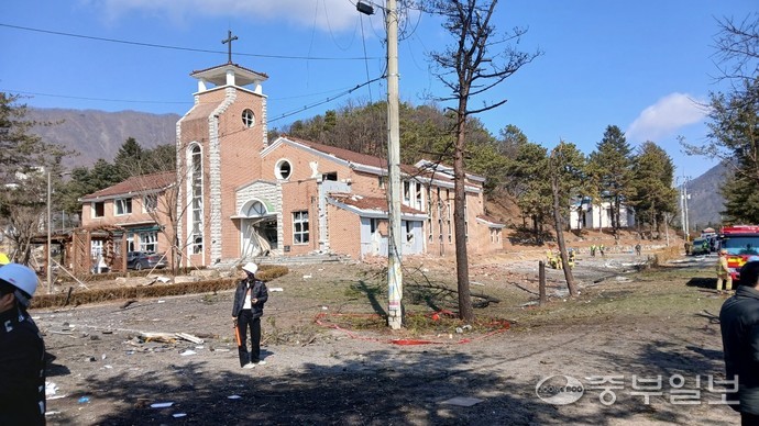 6일 경기도 포천시 이동면 노곡리에서 포탄 오발 추정사고가 발생해 건물이 파손돼 있다. 사진=김두현기자