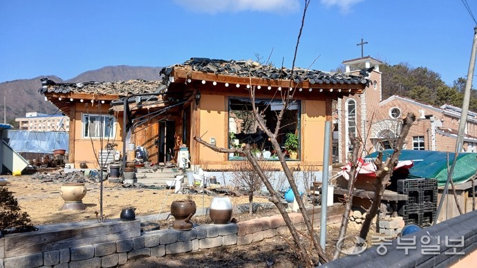 6일 경기도 포천시 이동면 노곡리에서 폭탄 오발 추정사고가 발생해 건물이 파손돼 있다. 사진=김두현기자