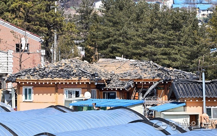 6일 오전 한미연합훈련 중 포탄이 민가에 떨어져 인명 피해가 발생한 가운데 포천시 이동면 사고 발생 민가가 파손돼 있다. 임채운기자
