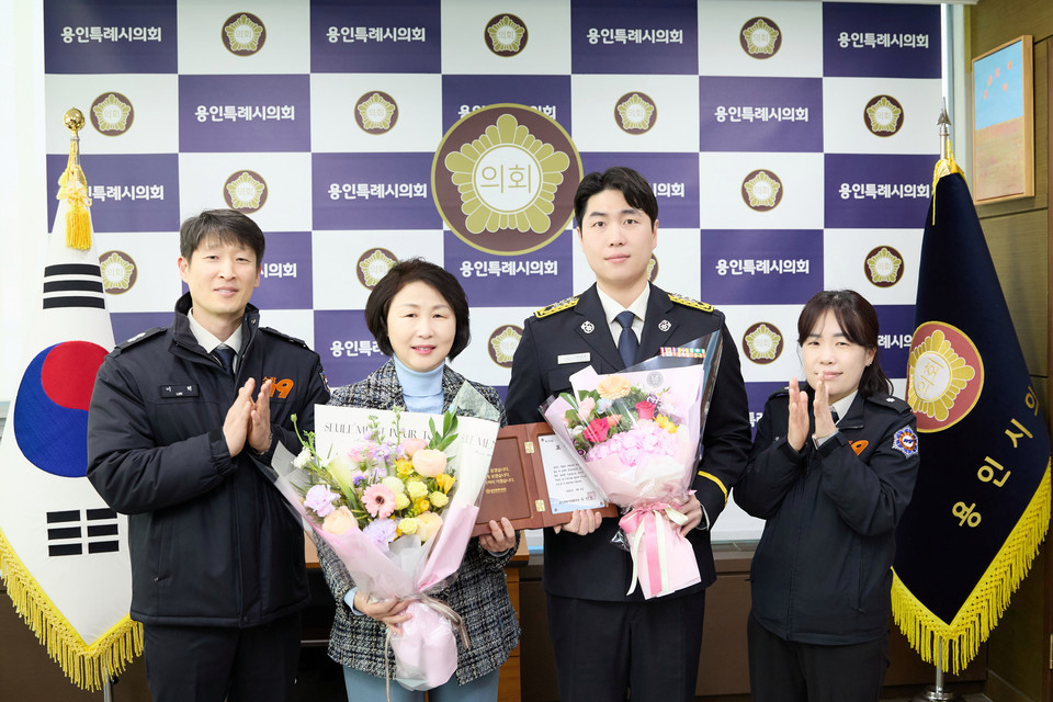 용인특례시의회는 6일 오전 의장실에서 의로운 시민에게 모범시민 표창을 수여했다. 사진=용인특례시의회