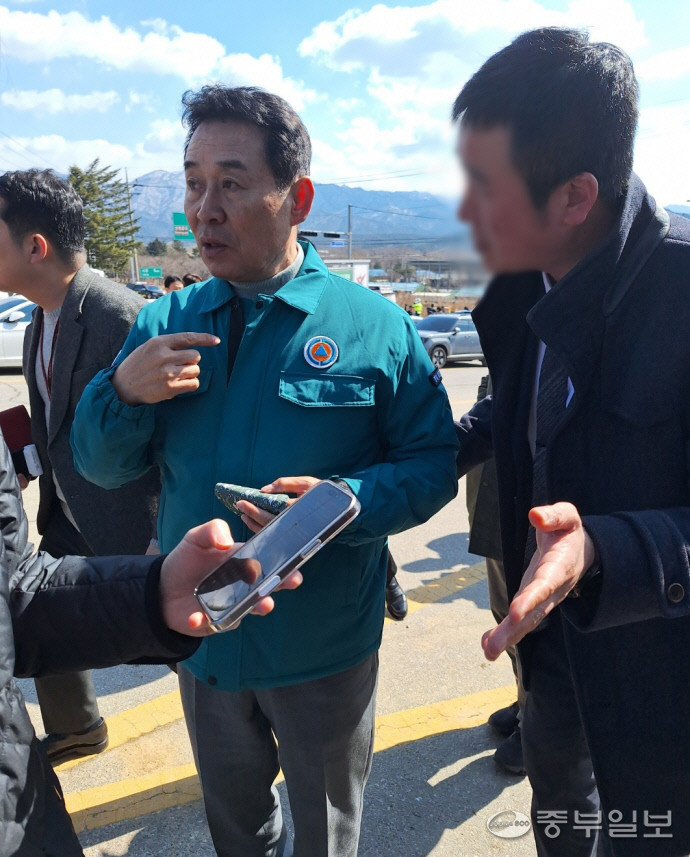 6일 오후 백영현 포천시장이 전투기 폭탄 오발 사고가 발생한 이동면 노곡리 민가를 찾아 피해 상황을 살펴보고 있다. 김두현 기자