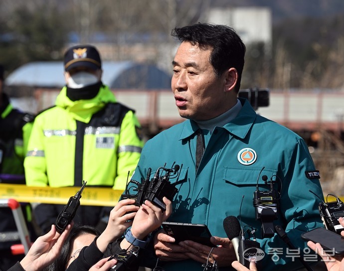 6일 경기도 포천시 이동면 노곡리 공군 전투기 폭탄 비정상 투하 사고 현장에서 백영현 포천시장이 기자회견을 하고 있다. 임채운기자