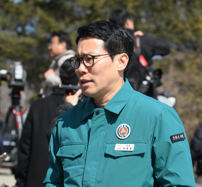 6일 포천시 이동면 노곡리 오폭 사고 현장을 찾은 임종훈 포천시의회 의장이 국방부에 이번 사고에 대한 철저한 조사와 대책 마련을 강력히 촉구하고 있다. 사진=임채운기자