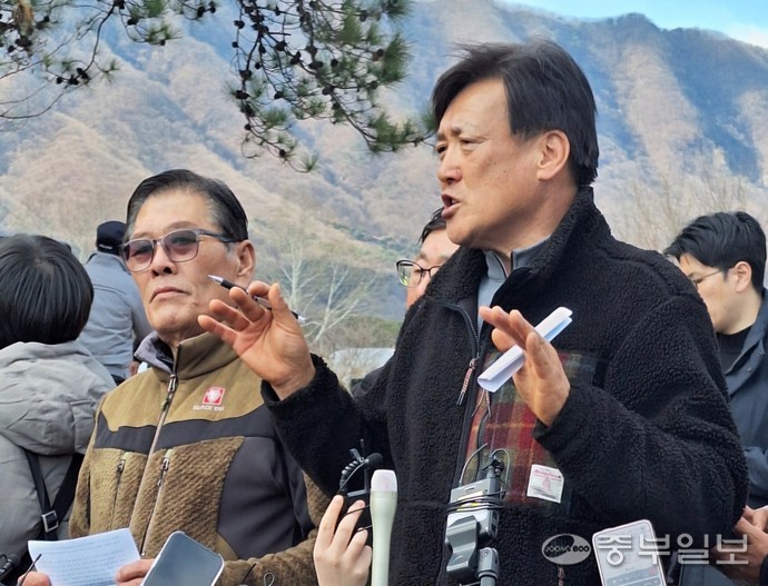 6일 강태일 포천시사격장 등 군 관련시설 범시민대책위원장(오른쪽)이 공군 전투기 오폭 사고와 관련해 언론 브리핑을 하고 있다. 김두현기자