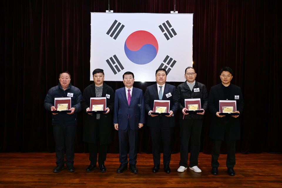구리시는 건전한 납세 문화를 조성하고, 시 재정 확충에 기여한 유공납세자 10명(개인 6, 법인 4)을 선정해 4일 인증패를 수여했다. 사진=구리시