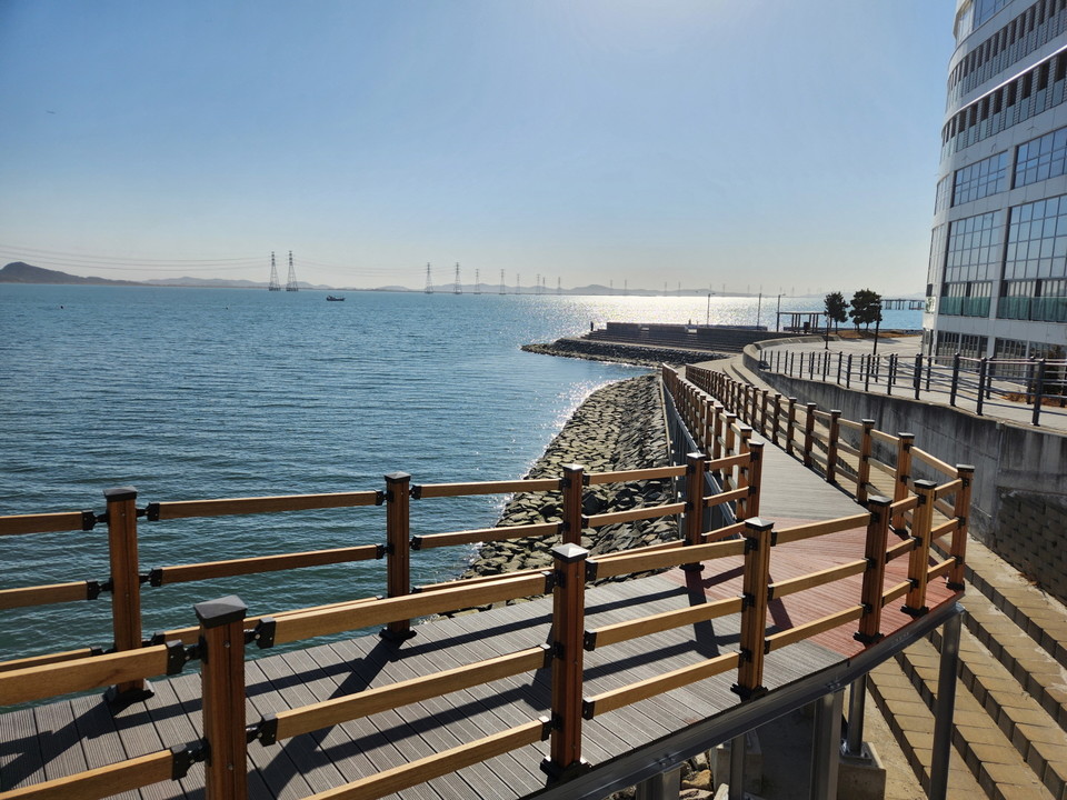 시흥시가 거북섬 해안 덱 설치를 완료하고, 3월 1일부터 시민과 방문객에게 개방했다. 사진=시흥시