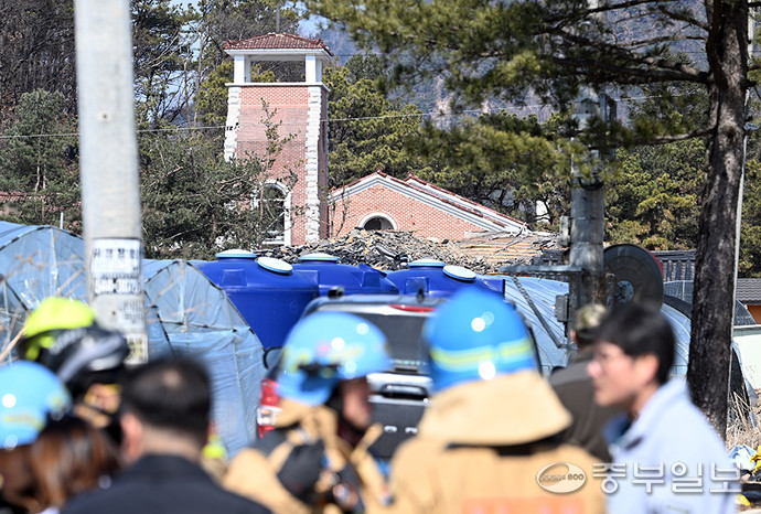 6일 오전 한미연합훈련 중 포탄이 민가에 떨어져 인명 피해가 발생한 가운데 포천시 이동면 소재 사고 발생 민가가 파손돼 있다. 임채운기자