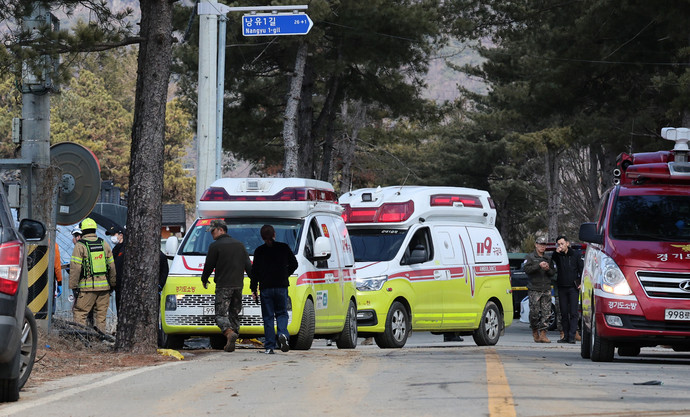 경기 포천시 이동면 노곡리에서 민가에 포탄이 떨어진 6일 오후 마을 일대에 구급차가 대기하고 있다. 사진공동취재단