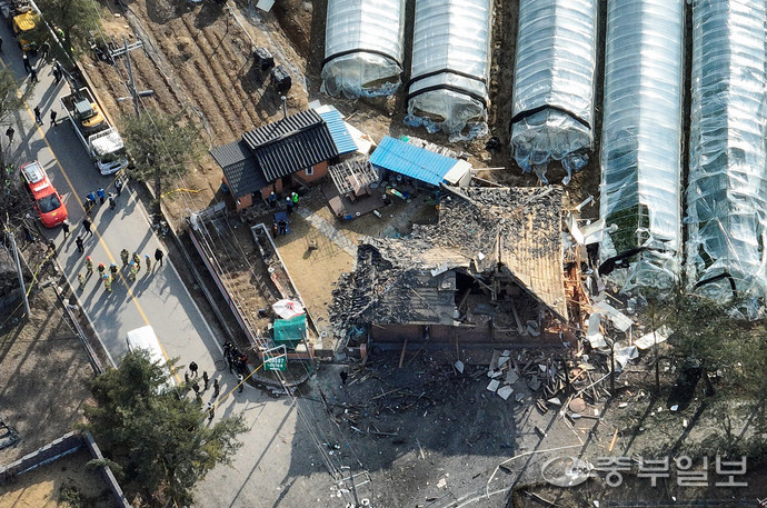 한미연합훈련 중 공군 전투기 포탄 오폭 사고가 발생해 민간인 15명의 중·경상자가 발생한 가운데 지난 6일 오전 포천시 이동면 사고 발생 민가가 폭발 여파로 파손돼 있다. 임채운기자