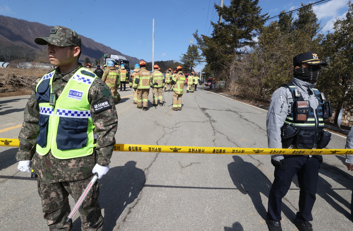 지난 6일 경기 포천시 승진훈련장에서 열린 한미연합훈련 중 포탄이 민가에 떨어져 인명 피해가 발생한 가운데 사고가 발생한 마을 일대가 통제되고 있다. 사진공동취재단