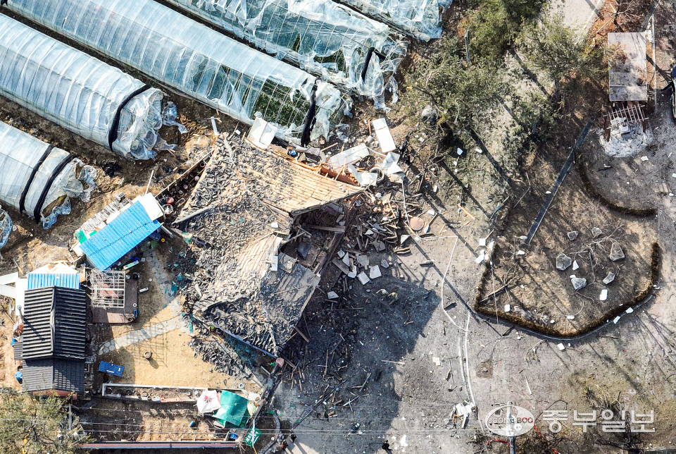 지난 6일 한미연합훈련 중 공군 전투기 포탄 오폭 사고가 발생해 민간인 15명의 중·경상자가 발생했다. 사진은 포천시 이동면 사고 발생 민가가 폭팔 여파로 파손돼 있는 모습. 사진=중부일보DB