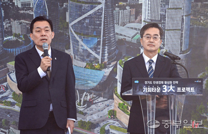 김동연 경기도지사(오른쪽)와 이재준 수원시장(왼쪽)이 11일 오전 수원시 팔달구 수원월드컵경기장 중앙광장에서 수원·용인·안양에 대규모 경기도형 도시모델을 구축하는 '경기 기회타운 3대 프로젝트'를 발표한 후 기자들의 질의에 답하고 있다. 임채운기자