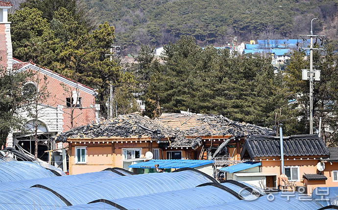지난 6일 오전 한미연합훈련 중 포탄이 민가에 떨어져 인명 피해가 발생했다. 사진은 포천시 이동면 사고 발생 민가가 파손돼 있는 모습. 사진=중부일보DB 