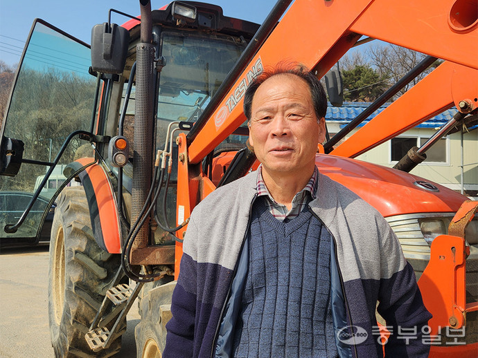 서동혁 농부가 트랙터 앞에서 포즈를 취하고 있다. 사진=이보현 기자