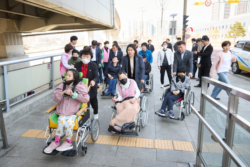 용인특례시의회 문화복지위원회가 13일 발달장애인 사회적응훈련에 참여하고 있다. 사진=용인시의회