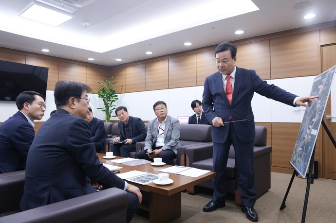 김성제 의왕시장이 14일 정부과천청사에서 박상우 국토교통부 장관과 관계자들에게 현안설명을 하고 있는 모습. 사진=의왕시청