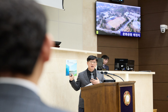 지난 14일 열린 제291회 임시회 제2차 본회의에서 김병민 용인특례시의원이 시정질문을 이어가고 있다. 사진=용인시의회