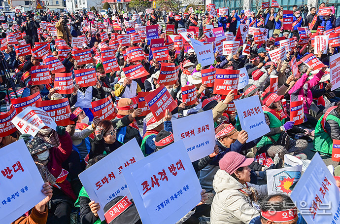 19일 오후 포천시청 앞에서 열린 전투기 오폭사고 규탄 포천시민 총궐기대회에 참가한 시민들이 재발 방지 대책 마련을 촉구하고 있다. 임채운기자