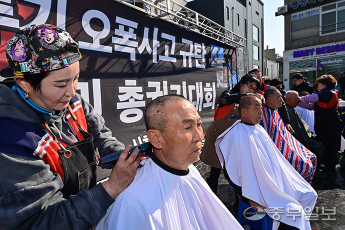 19일 오후 포천시청 앞에서 열린 전투기 오폭사고 규탄 포천시민 총궐기대회에서 관계자들이 시민들이 삭발식을 거행하고 있다. 임채운기자