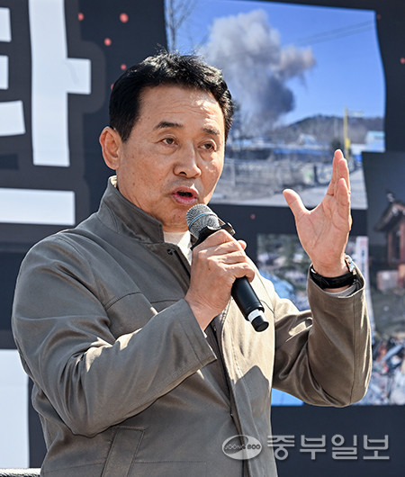 백영현 포천시장이 19일 오후 포천시청 앞에서 열린 전투기 오폭사고 규탄 포천시민 총궐기대회에서 격려사를 전하고 있다. 임채운기자