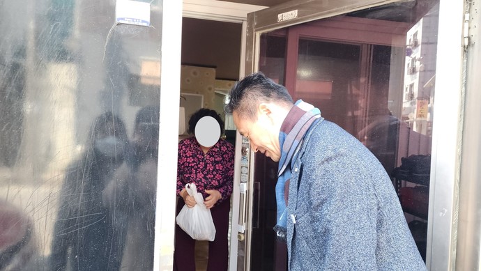 조경희 관고동장이 취약계층 가구를 직접 방문하는 모습 사진=이천시