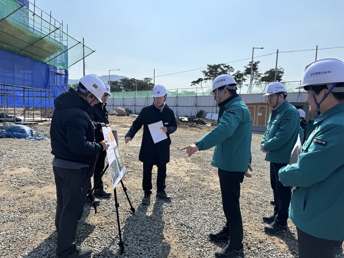 엄친섭 부시장이 건설 현장을 살펴보고 있다. 사진=이천시