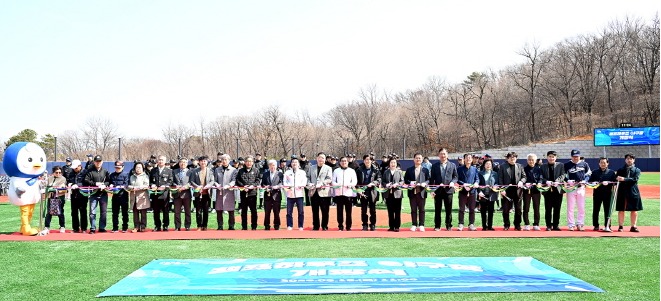 파주시가 미군 반환 공여지인 캠프하우즈에 공공야구장을 조성하고 지난 15일 개장식을 개최했다. 사진=파주시
