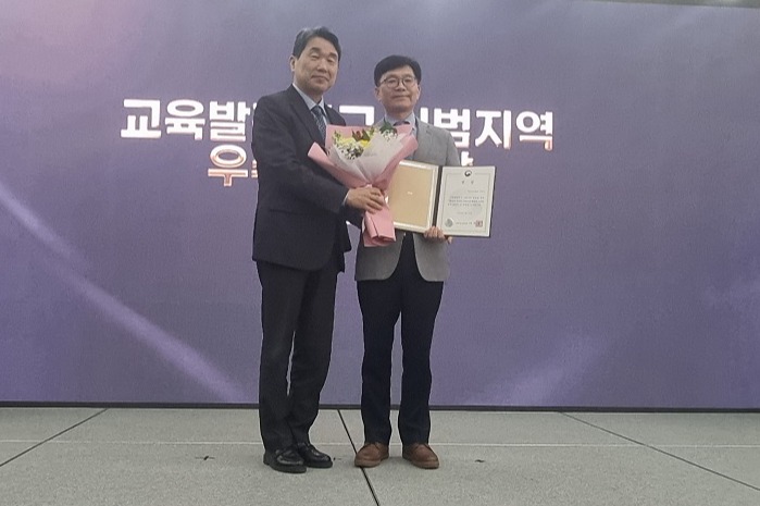 파주시의 학생전용 통학순환버스 '파프리카'가 교육부 주최 교육발전특구 시범지역 운영 성과보고회에서 우수사례로 선정돼 교육부장관상을 수상했다. 사진=파주시