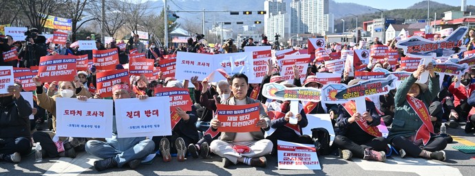 백영현 포천시장과 주민들이 총궐기대회를 하고 있다. 사진=경기도청