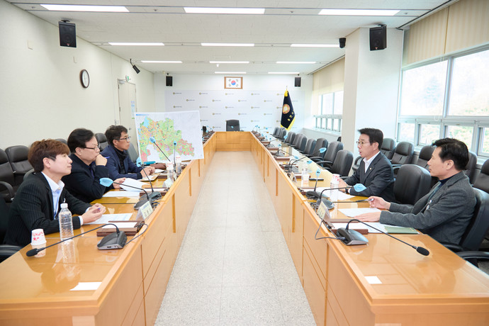 용인특례시의회 의정자문위원회 도시건설분과 위원들이 기념 촬영을 하고 있다. 사진=용인시의회