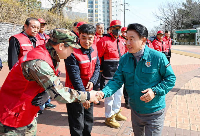 김동근 시장이 산불 예방활동자들을 격려하고 있다. 사진=의정부시청