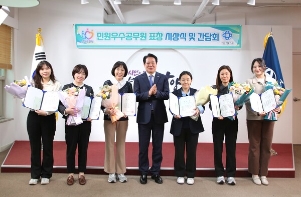 안양시는 25일 시청 본관 3층 접견실에서 ‘2025년 1분기 민원 우수공무원 간담회’를 열고, 시민 응대에 모범을 보인 공무원 6명을 선정해 격려했다. 사진=안양시