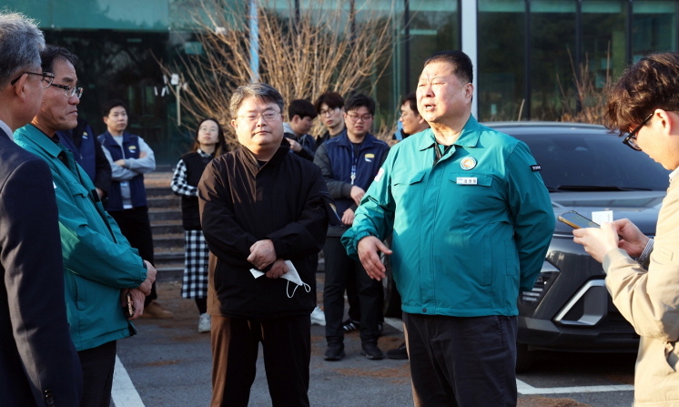 김경일 파주시장과 경기도특사경이 지난 21일 대북전단 살포 첩보를 받고 문산읍 폐건물 공터에 출동해 상황을 점검하고 있다. 사진=파주시