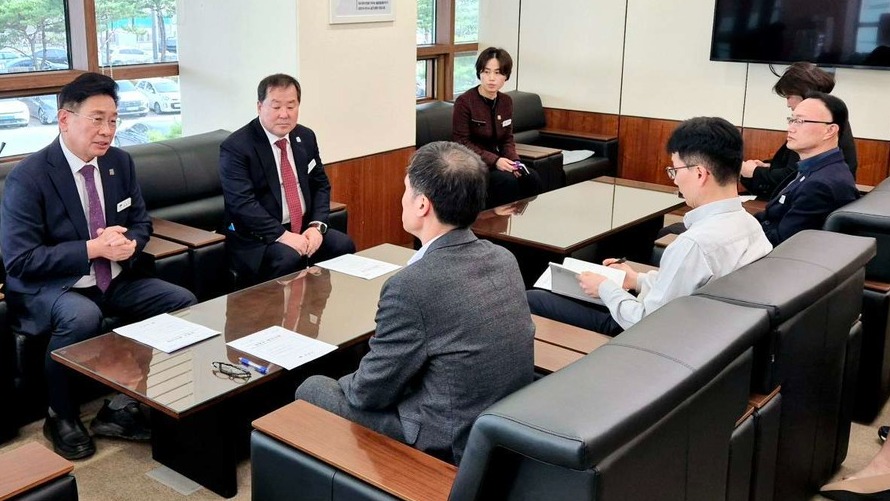 전진선 양평군수는 지난 26일 한강유역환경청을 방문해 홍동곤 청장과 면담을 갖고 양평군 주요 현안 해결을 위한 협력 방안을 논의했다. 사진=양평군