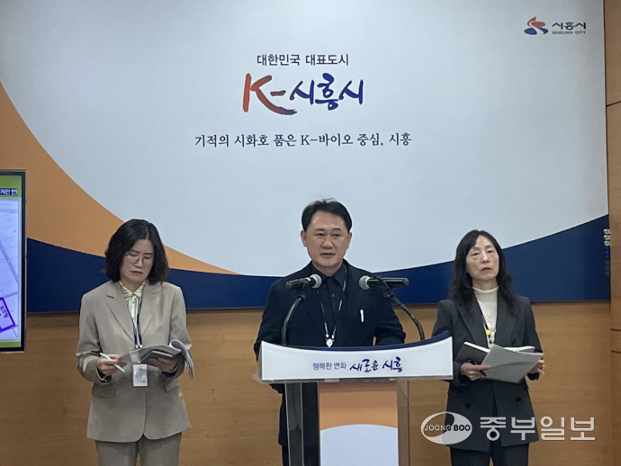 김익겸 시흥시 농업기술센터 소장(가운데)이 1일 시청 브리핑룸에서 ‘연꽃테마파크 명소화 추진계획’을 설명하고 있다. 사진=손용현기자