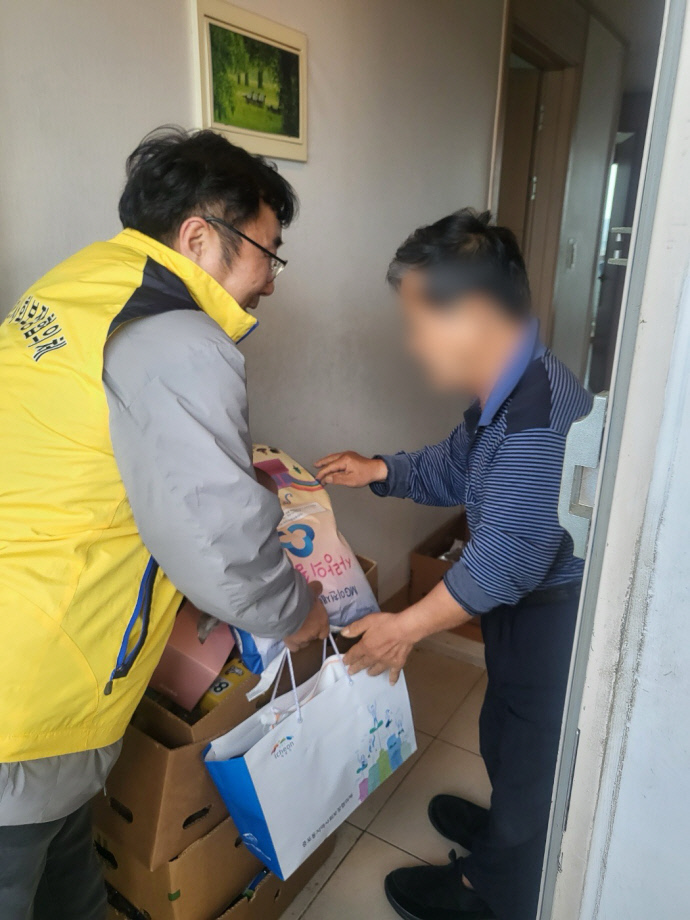 이천시 증포동지역사회보장협의체가 관내 소외된 독거 어르신들을 일일이 찾아 선물도 전하고 말벗도 돼 주는 ‘행복한 하루, 행복한 오늘’ 사업을 진행하고 있다.사진=증포동지역사회보장협의체